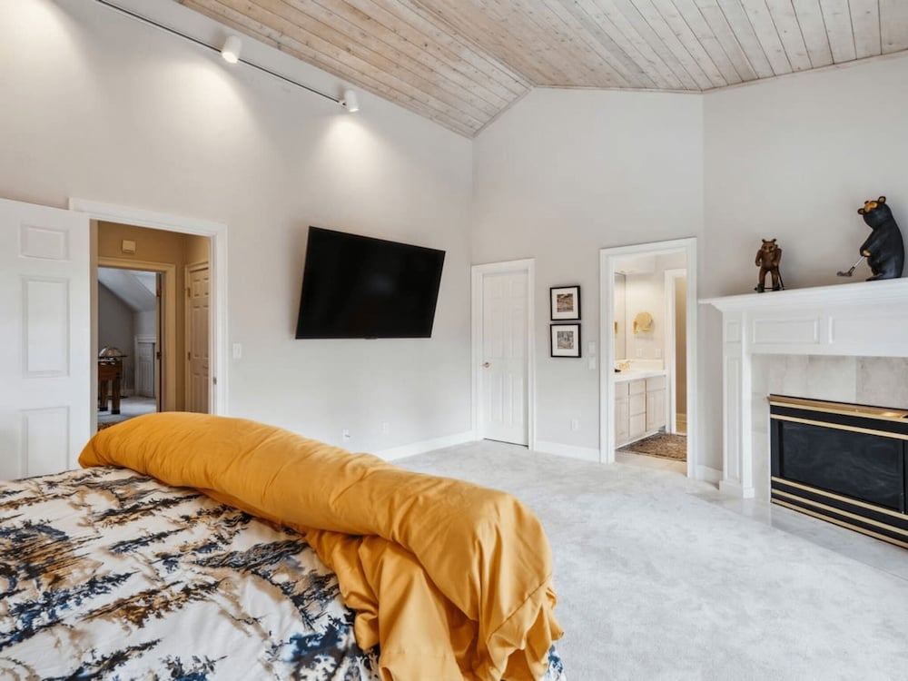 The Royal Canterbury Retreat 4 Bedroom Home by RedAwning - Property Image 2