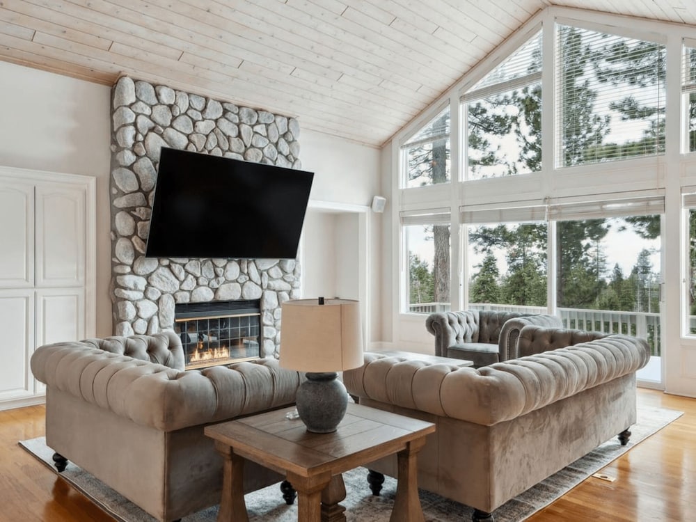 The Royal Canterbury Retreat 4 Bedroom Home by RedAwning - Property Image 20