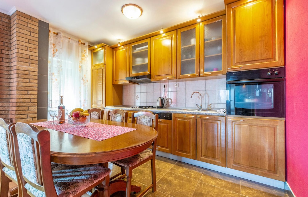 Nice Apartment in Duce With 2 Bedrooms and Wifi view 3