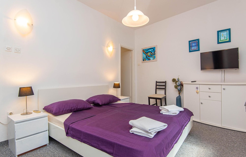 Nice Apartment in Sibenik With Wifi and 3 Bedrooms view 4