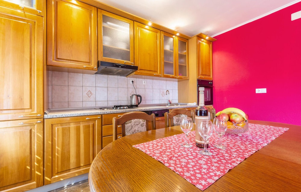 Nice Apartment in Duce With 2 Bedrooms and Wifi view 4