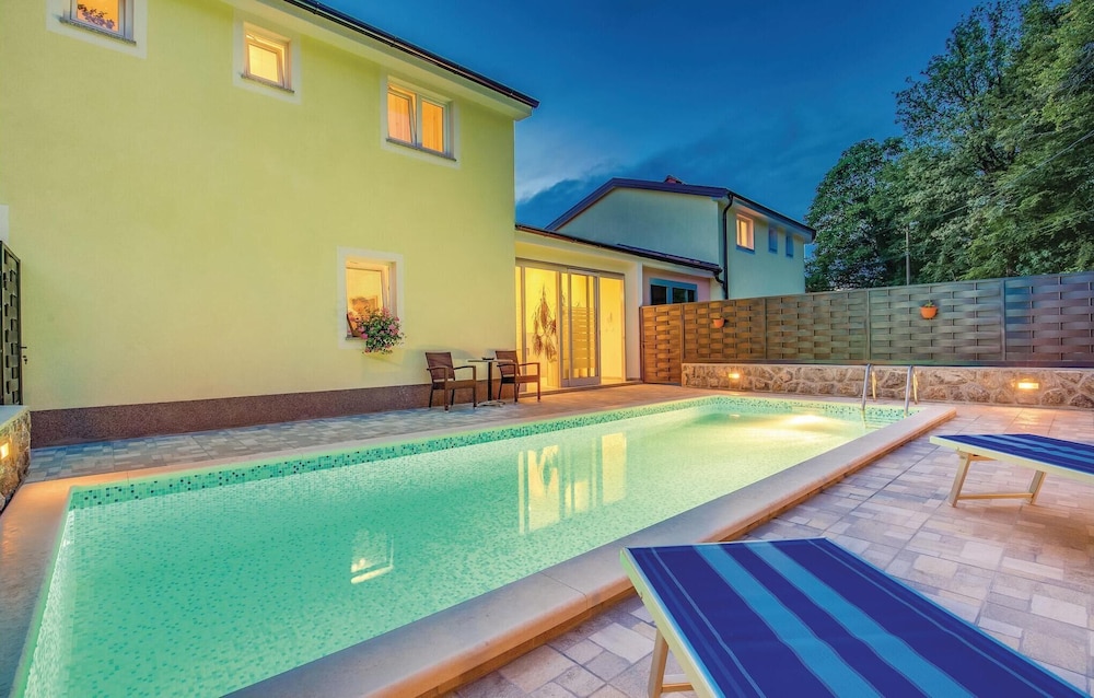 Amazing Home in Jurdani With Wifi and 4 Bedrooms view 5