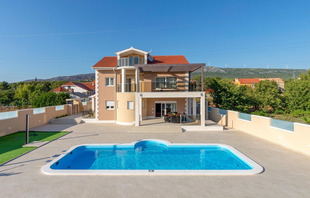 Nice Home in Dubrava kod Sibenika With Outdoor Swimming Pool, Wifi and 5 Bedrooms