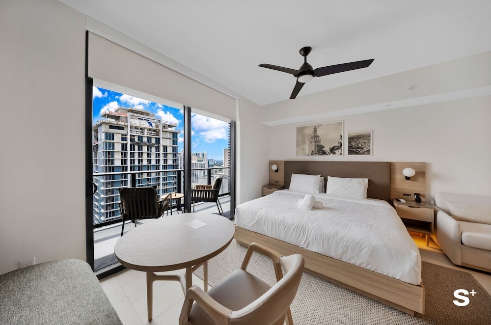 Skyline Chic Downtown Studio Getaway