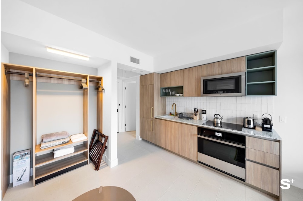 Skyline Chic Downtown Studio Getaway
