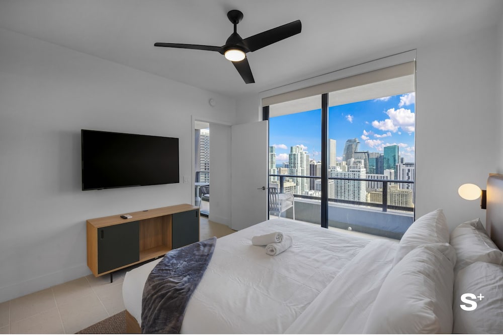 Downtown Haven Sleek 1-BR with Vistas
