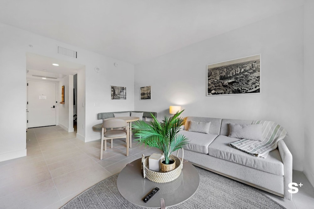 Chic Downtown Retreat 1BR Apartment