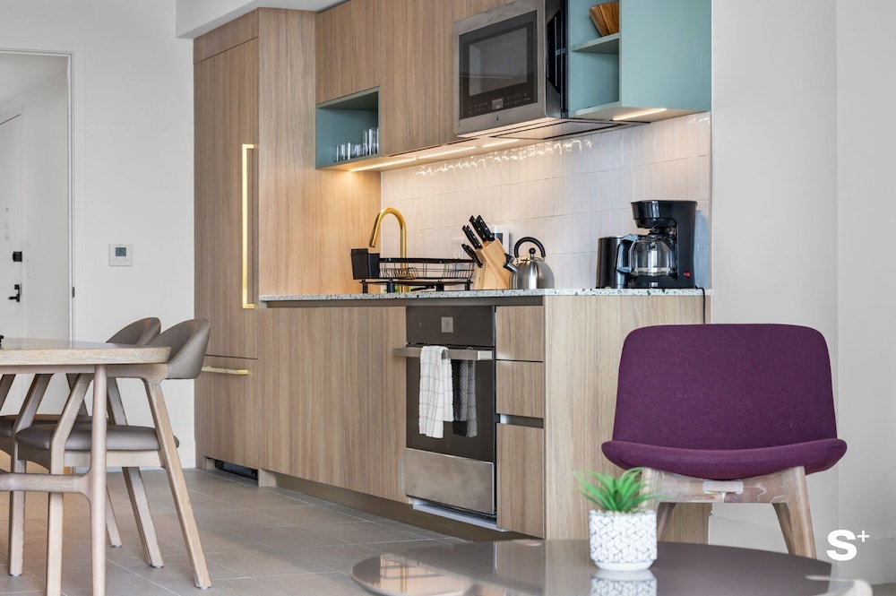 Luxury Downtown 2 BR with Skyline View