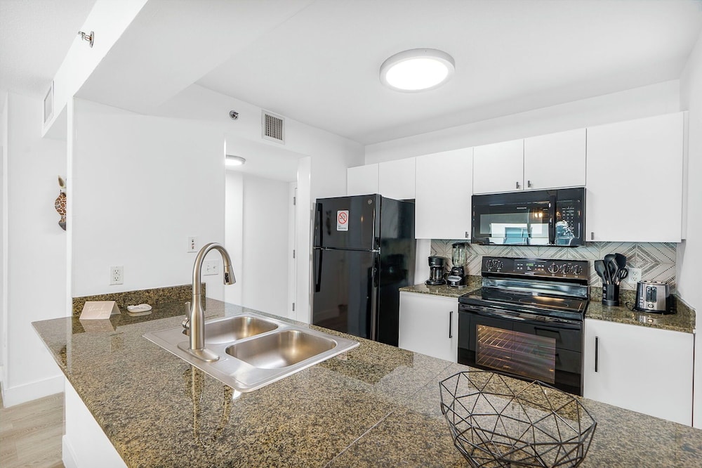 Sky High 31st Floor Condo W Parking