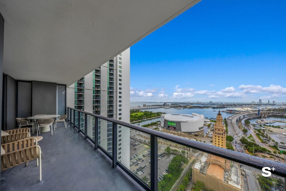 Luxury Downtown 2 BR with Skyline View