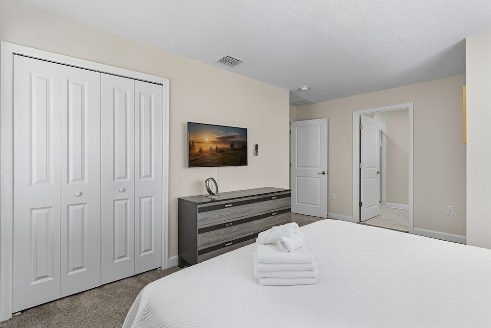 Modern 5BR Retreat Pool Water Park More