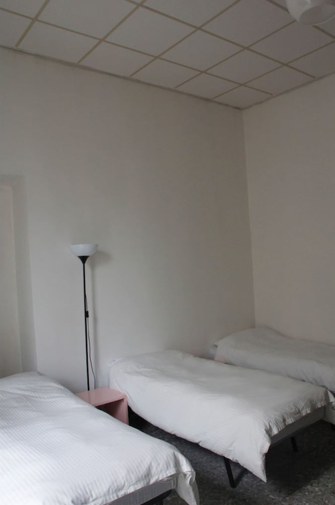 1 bed in Basic 6 Bed Female Room Share Bathroom - Campus Accommodation — Naples photo 3