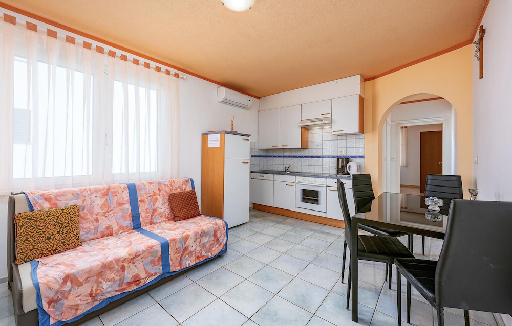 Amazing Apartment in Duba With Wifi and 1 Bedrooms view 4