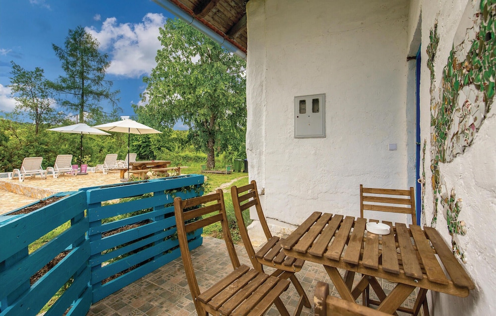 Beautiful Home in Rakovica With 1 Bedrooms, Jacuzzi and Wifi view 3
