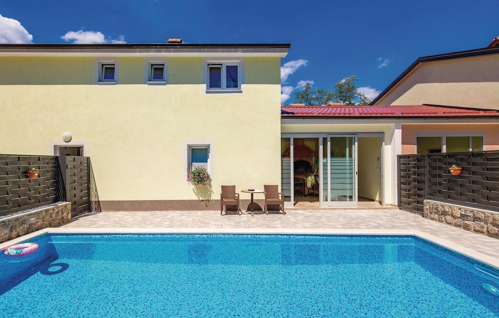 Amazing Home in Jurdani With Wifi and 4 Bedrooms view 2
