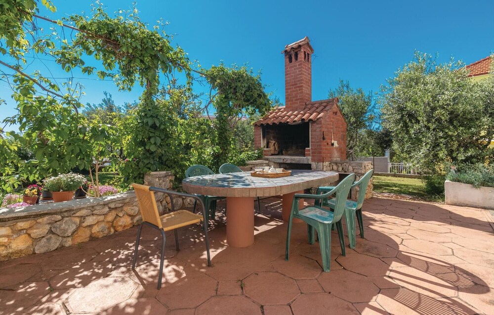 Awesome Home in Zadar With Wifi and 2 Bedrooms view 5