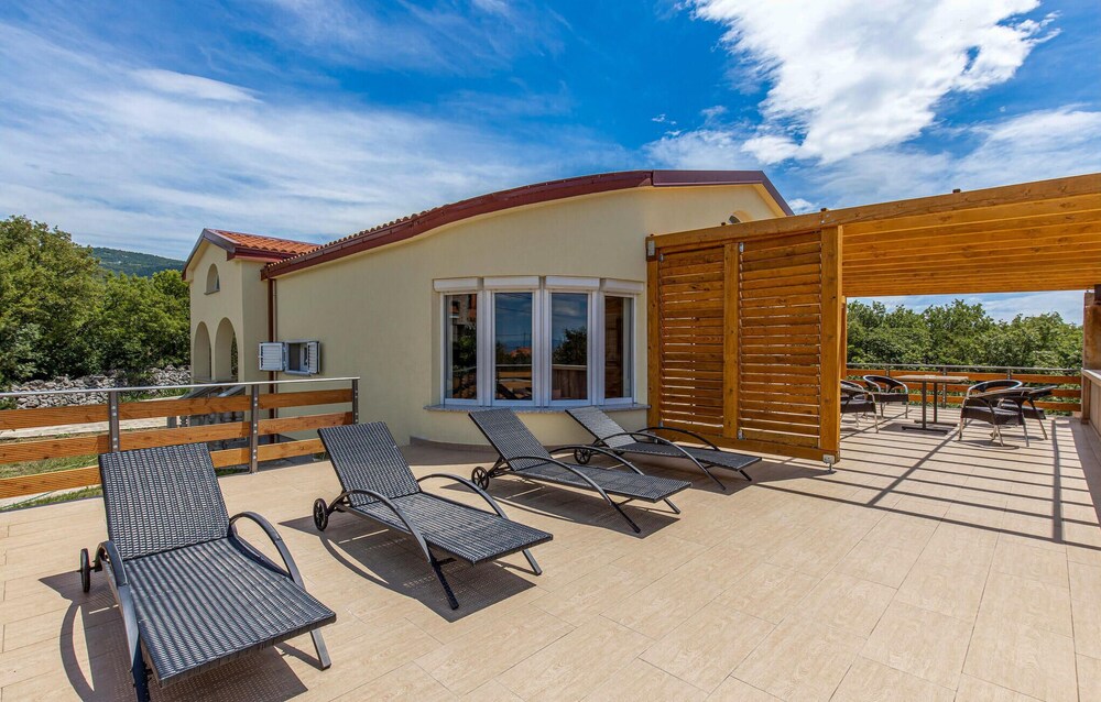 Stunning Home in Smrika With Wifi and 3 Bedrooms
