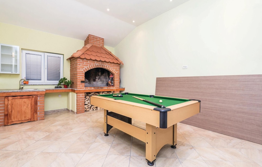 Amazing Home in Jurdani With Wifi and 4 Bedrooms view 3