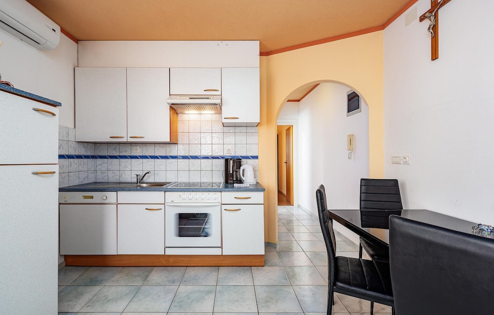 Amazing Apartment in Duba With Wifi and 1 Bedrooms view 3