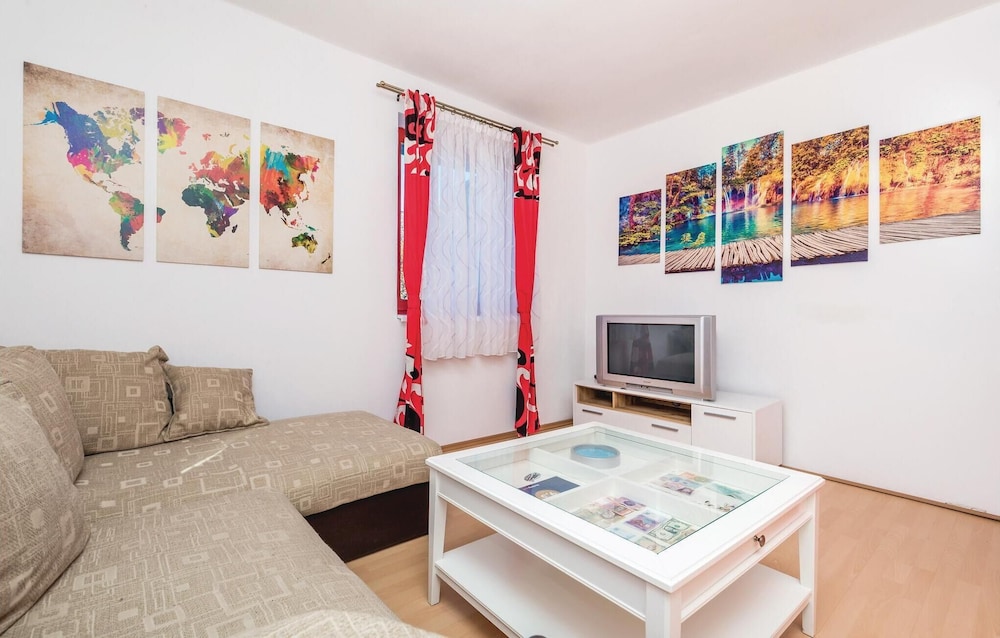 Beautiful Home in Rakovica With 1 Bedrooms, Jacuzzi and Wifi view 4