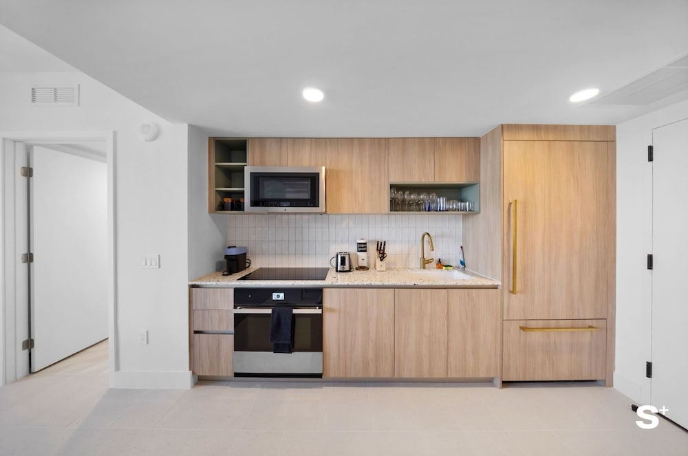 Downtown 1BR Apt with Skyline Views