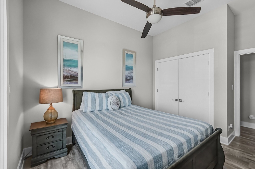 Waterfront Condo With Rooftop + Pool + Boat Slips