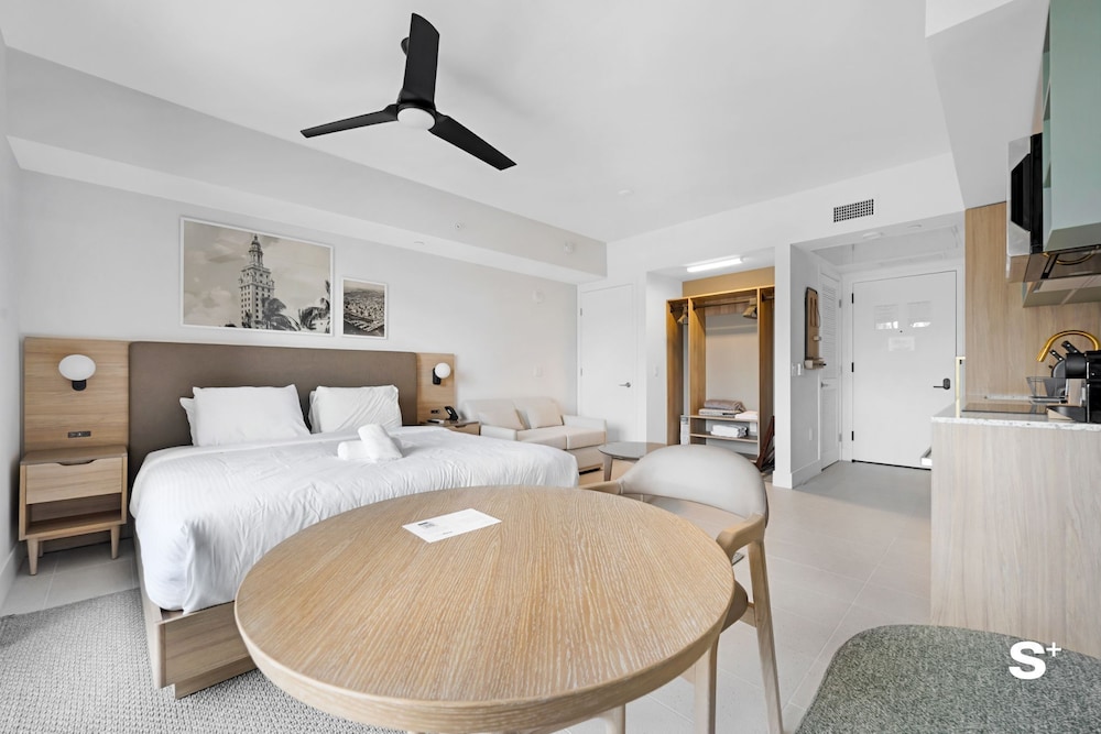 Skyline Chic Downtown Studio Getaway