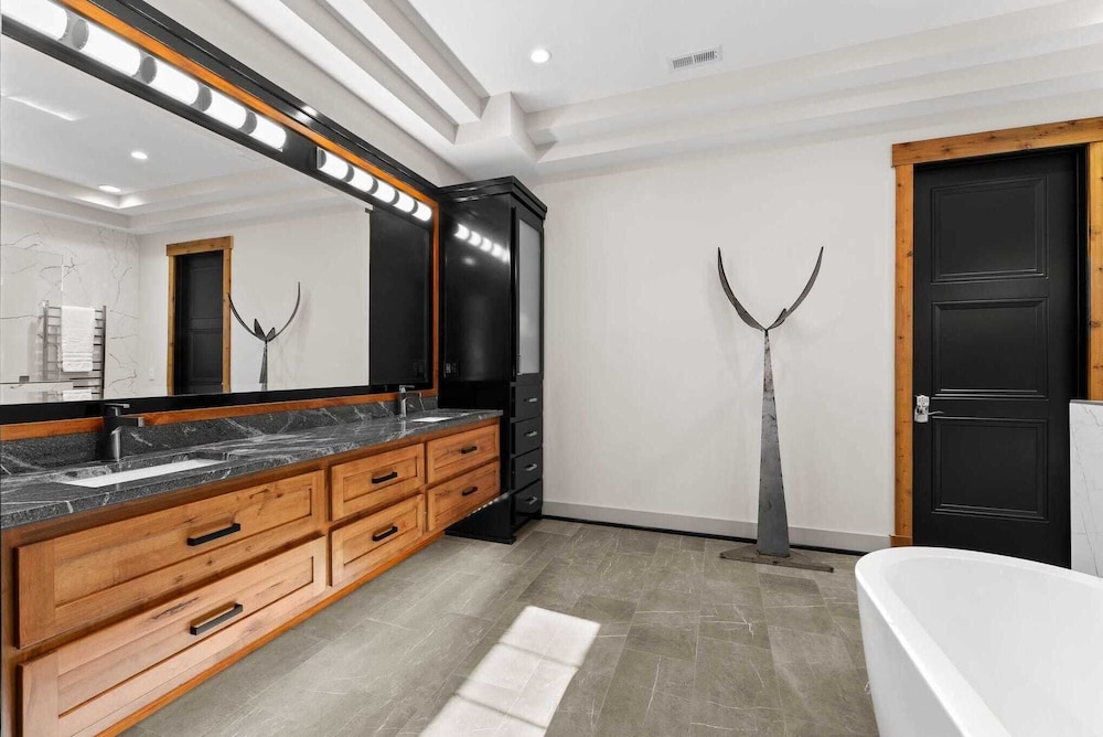 The Grand on Greenbay-7 Bedrooms Sleeps 21 Modern new Build
