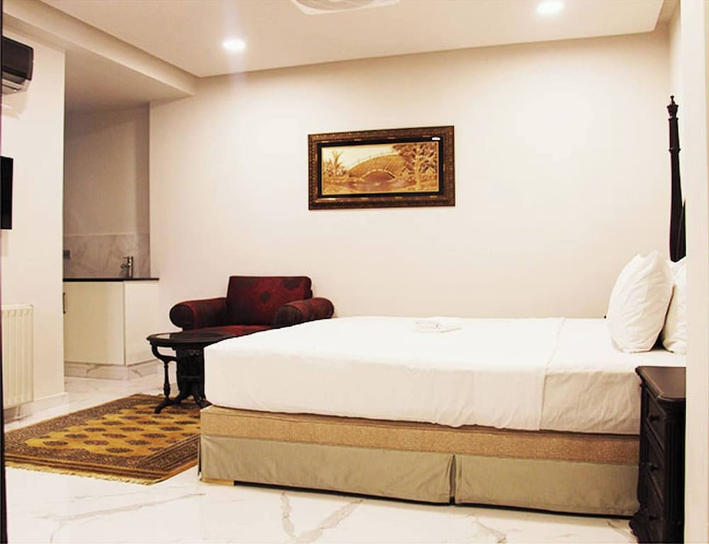 Room-cozy Guest Room F-7 Markaz Islamaba