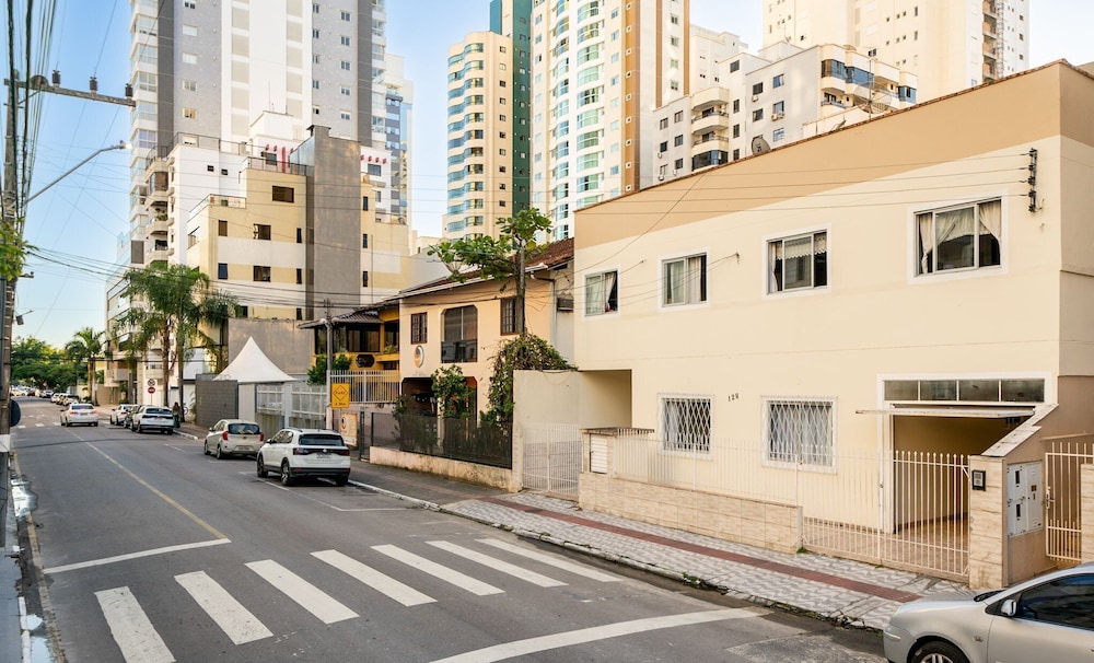Casa 600m da Praia Central c/ garagem 3 qts NRR128