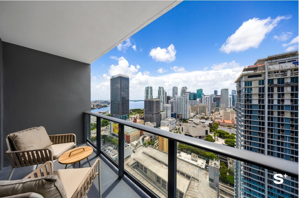 Skyline Chic Downtown Studio Getaway