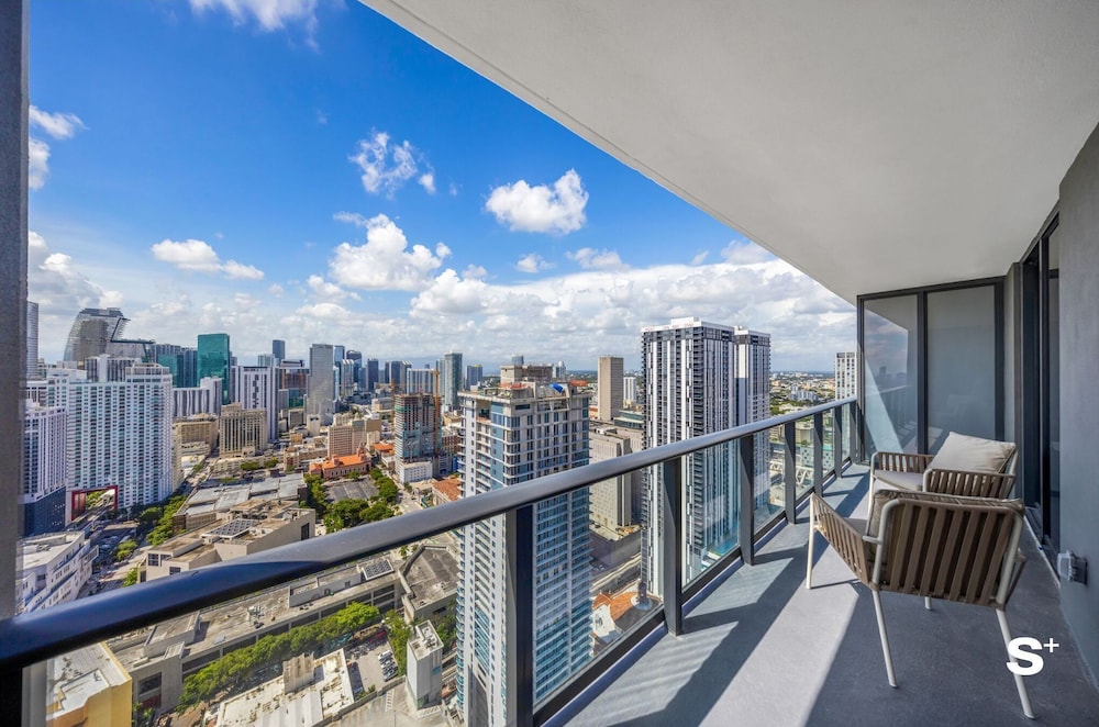 Skyline Escape Sleek 1BR with DTW Charm