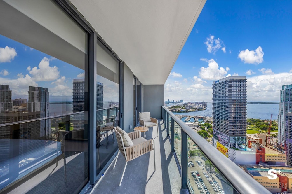 Skyline Escape Sleek 1BR with DTW Charm