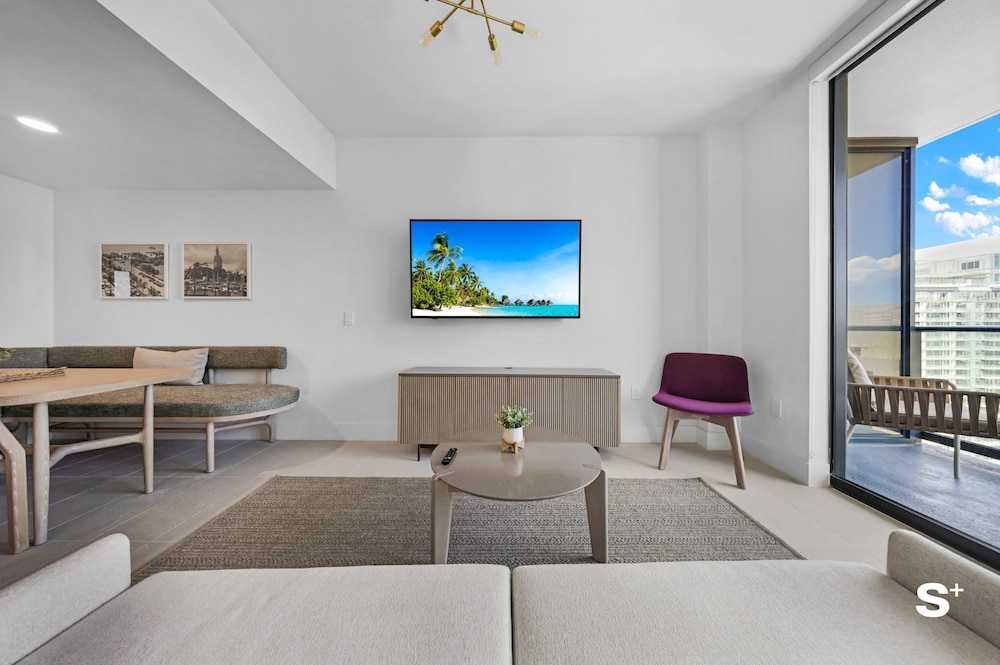 Downtown 1BR Apt with Skyline Views