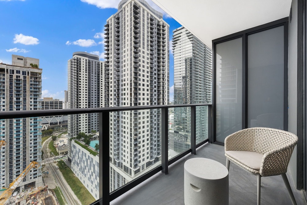 Lux Studio W City Views and Pool