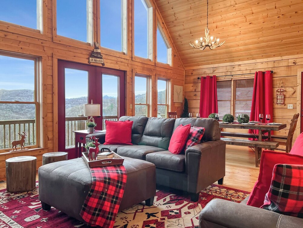 3 Kings 4 Bunks-sleeps 10-smart TV X6-parking out Front-full Kitchen-hot Tub