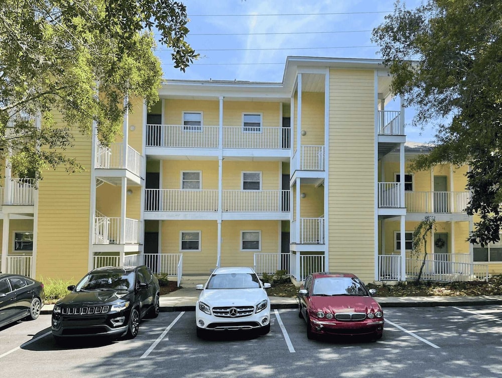 Sunshine & Whiskey Condo for 6 With Resort Amenities Near Grand Boulevard