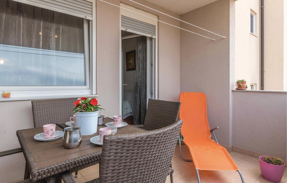 Stunning Home in Liznjan With Wifi and 1 Bedrooms view 2