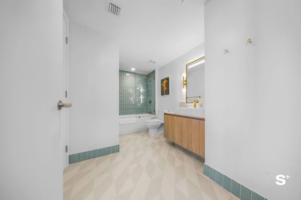 Downtown 1BR Apt with Skyline Views