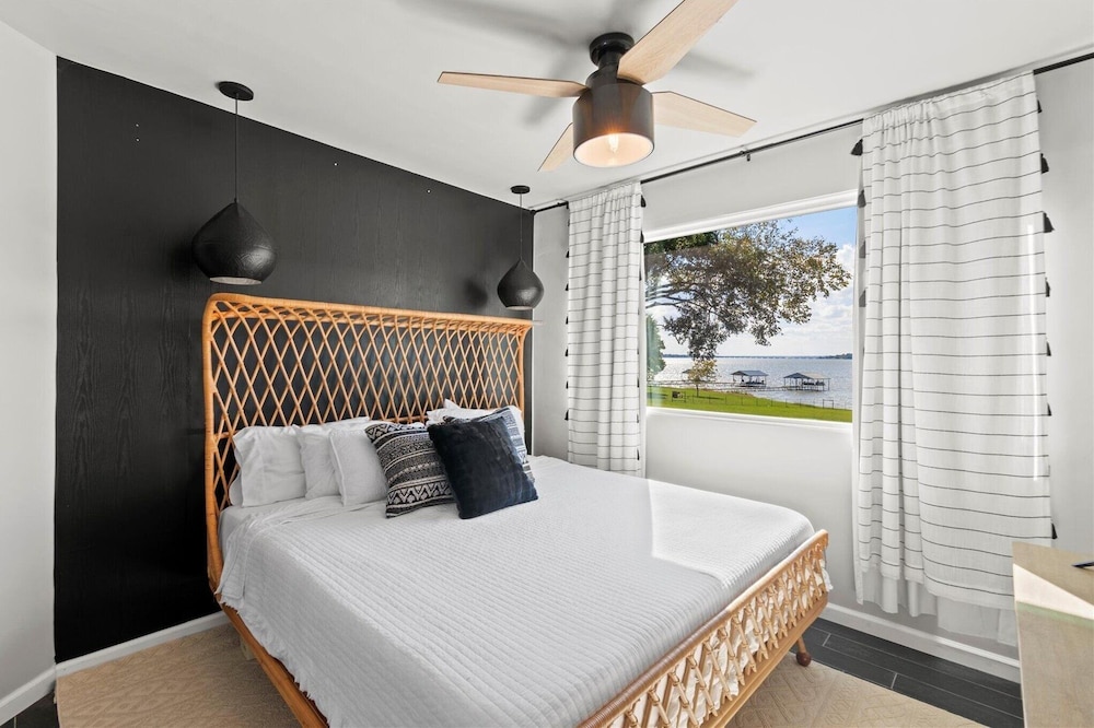 Modern Lakeside Paradise Waterfront + 2 Patios 3 Bedroom Home