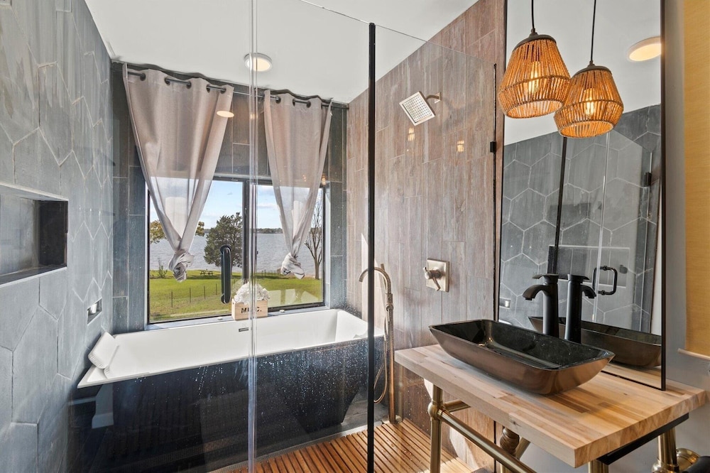 Modern Lakeside Paradise Waterfront + 2 Patios 3 Bedroom Home