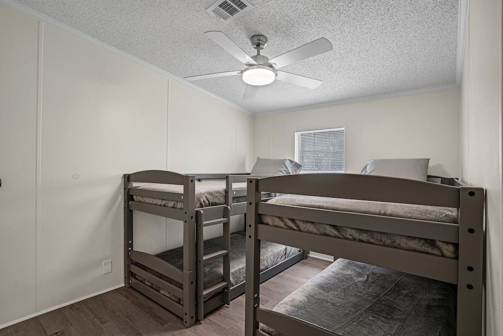 Relaxing 4br Hideaway In Groveland 4 Bedroom Cottage by RedAwning - Property Image 22