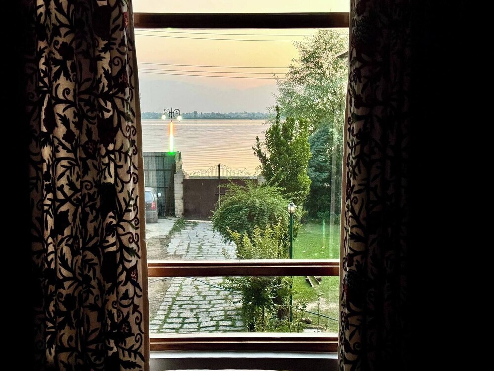 Room-sunset View Over Dal Lake 4