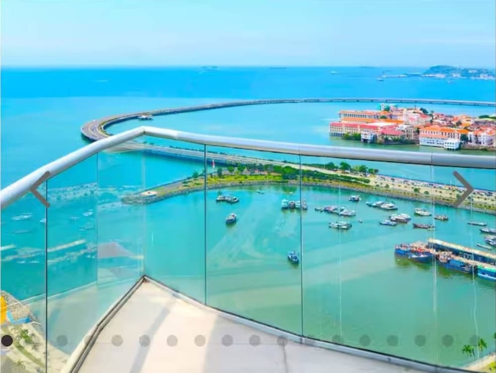 Oceanfront Designer Apartment PH The Sands, Next to Hilton