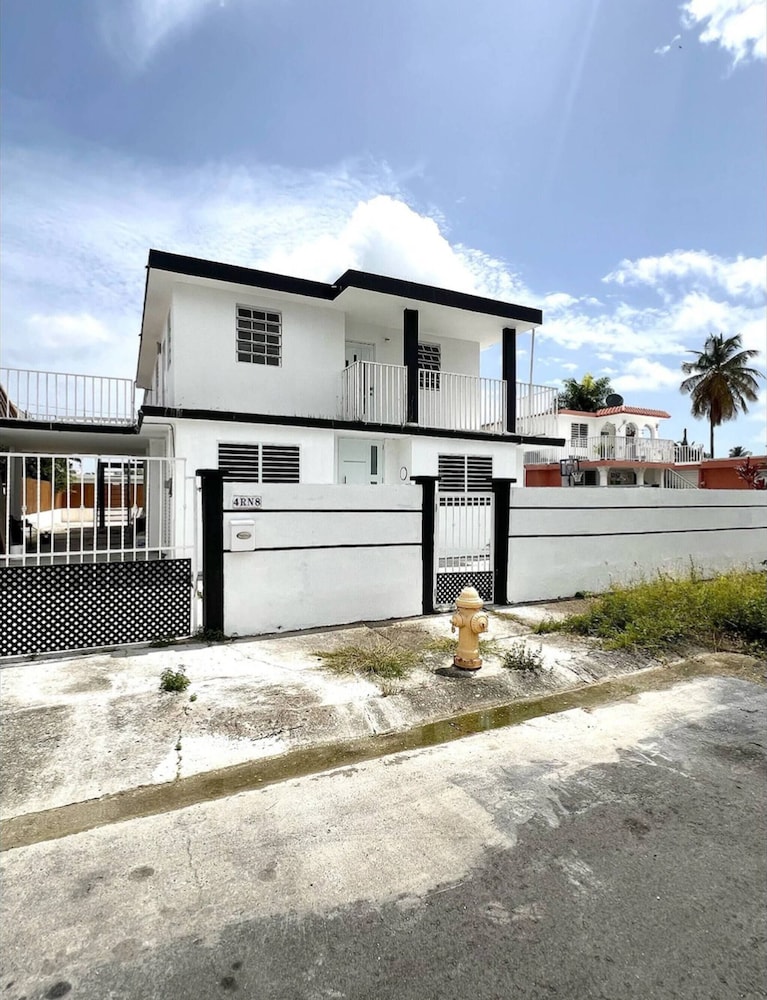 Stylish Remodeled 3BR w Yard Near Airport and Beaches