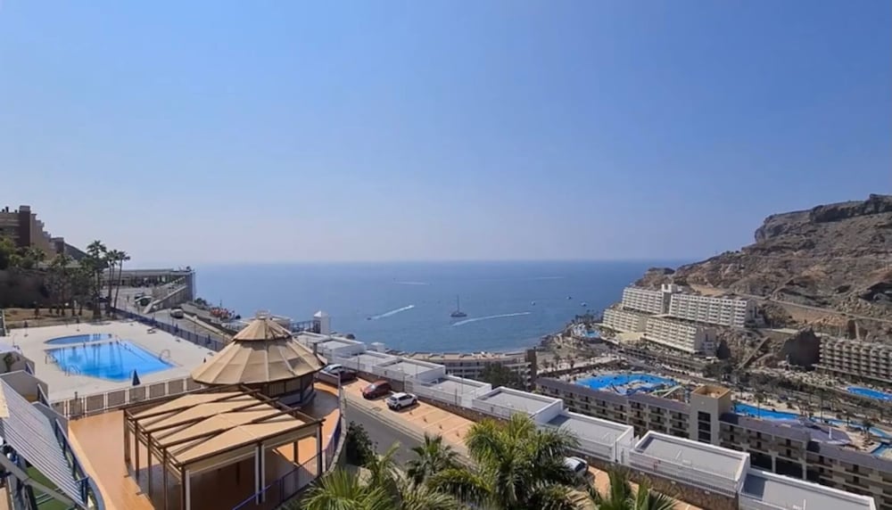 Sunny Seaview Modern apt - Pool and Beach Access