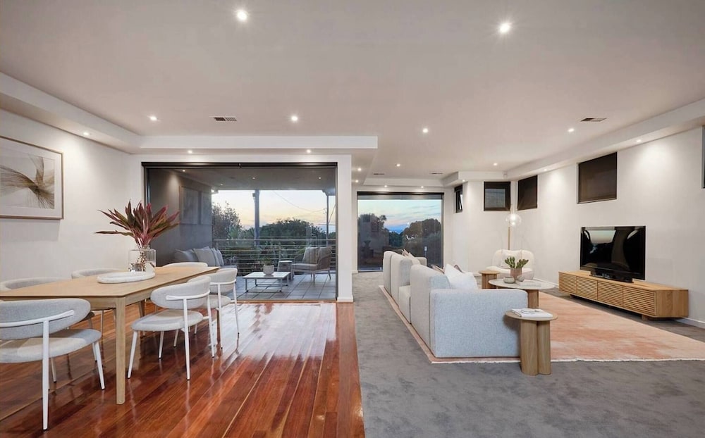 Bayside 4 bed in Sandringham w Spa and Sunset Views