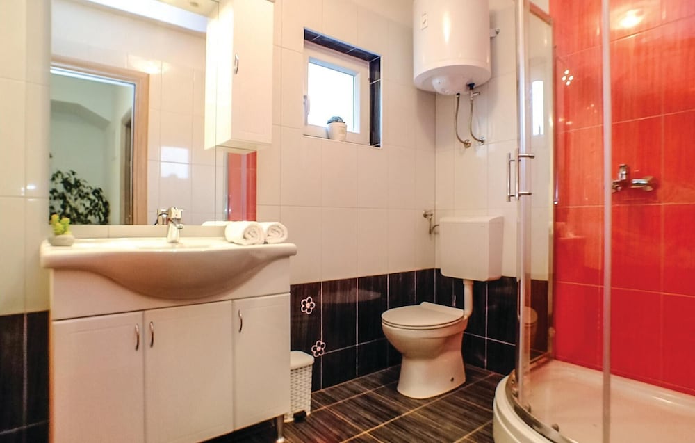 Awesome Home in Poljica Imotska With Wifi and 5 Bedrooms view 4