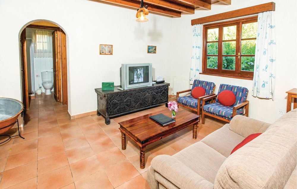 Stunning Home in Miliou Paphos With 3 Bedrooms, Sauna and Outdoor Swimming Pool view 3