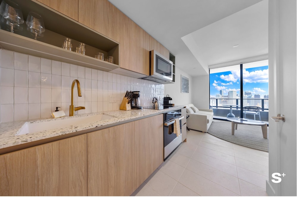 Downtown Haven Sleek 1-BR with Vistas